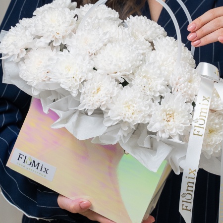 Белоснежные хризантемы в сумке 153